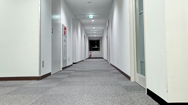 夜のオフィスの静けさを味方に